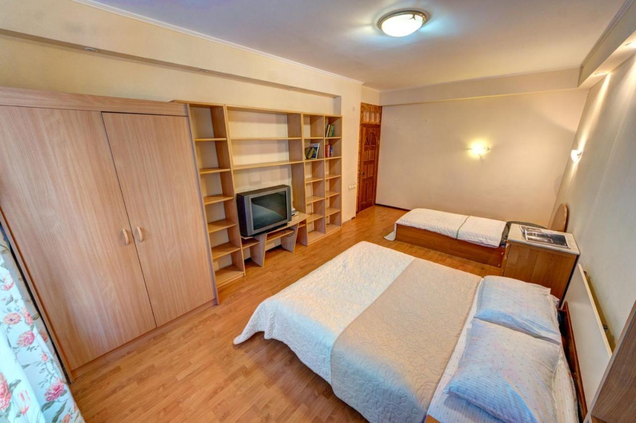 Three-Room Apartment Near Ocean Plaza Kiev Exterior foto